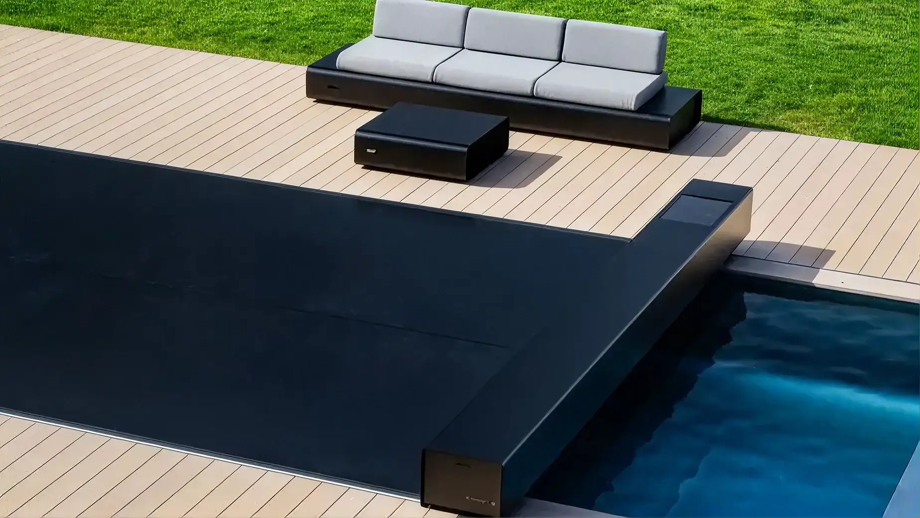 Terrasse et mobilier outdoor au bord du bassin
