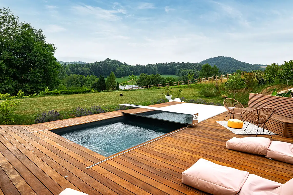 Piscine et terrasse équipées d’une Coverseal
